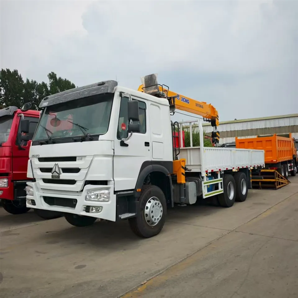 Sinotruck Howo 8x4 Diesel Truck Mainted Crane